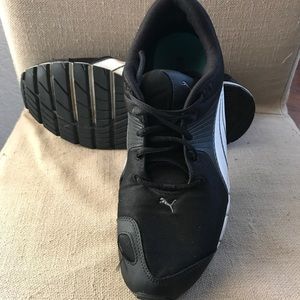 Pumas Men's black and white shoe